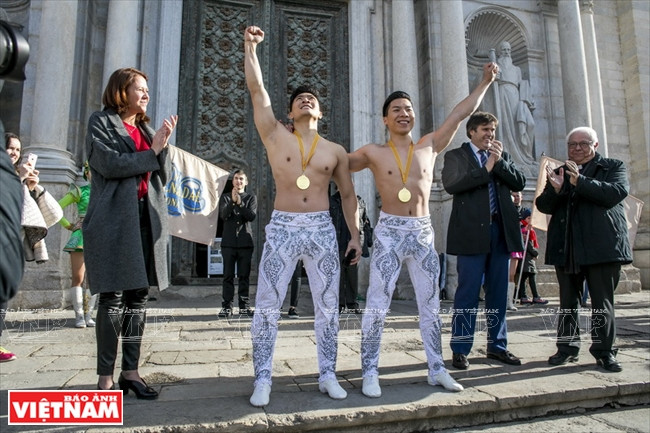 越南“杂技王子俩”(组图) ảnh 8 越南“杂技王子俩”(组图) ảnh 8