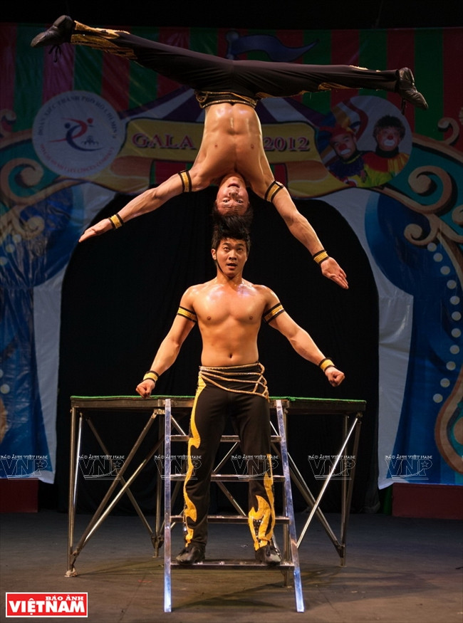 越南“杂技王子俩”(组图) ảnh 17 越南“杂技王子俩”(组图) ảnh 17