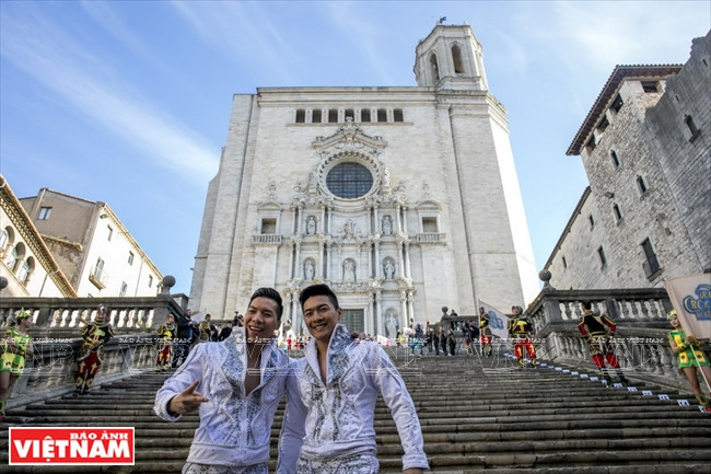 越南“杂技王子俩”(组图) ảnh 2 越南“杂技王子俩”(组图) ảnh 2