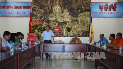 西南部地区事务指导委员会组团向高棉族同胞拜年 ảnh 1 西南部地区事务指导委员会组团向高棉族同胞拜年 ảnh 1