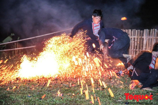 北河山区红瑶族的跳火节 ảnh 3 北河山区红瑶族的跳火节 ảnh 3