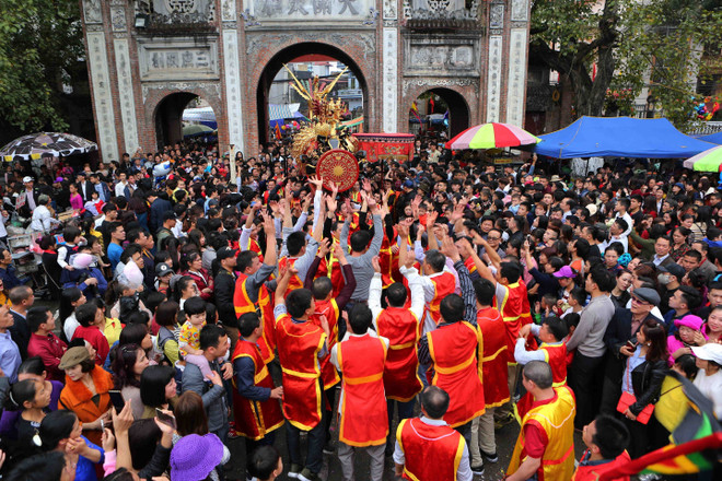 同暨鞭炮恭迎仪式 成千上万人围着“巨龙”巡街 ảnh 1