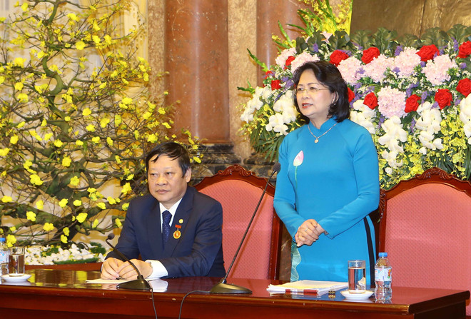 邓氏玉盛会见村寨助产士网络发展中的模范代表团 ảnh 1