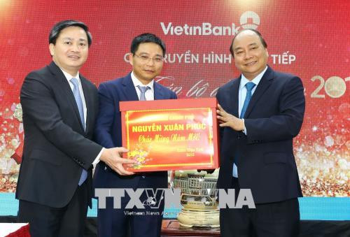 政府总理阮春福来到Vietinbank和Vietcombank两家银行拜年 ảnh 1