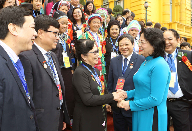 邓氏玉盛会见村寨助产士网络发展中的模范代表团 ảnh 2