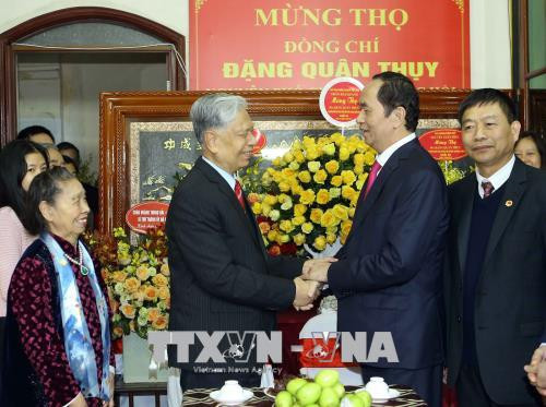 国家主席陈大光向邓君瑞中将祝寿 ảnh 1 国家主席陈大光向邓君瑞中将祝寿 ảnh 1