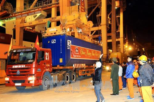 2018年春节期间海防港迎来多艘集装箱船进港装卸货 ảnh 1 2018年春节期间海防港迎来多艘集装箱船进港装卸货 ảnh 1