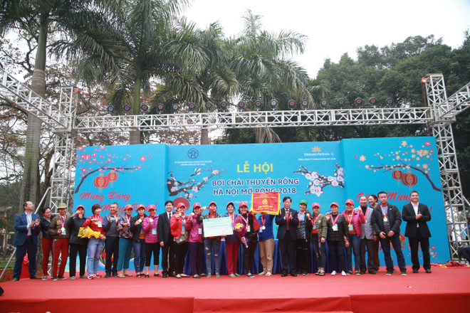 首次河内传统龙舟赛热闹举行 400名运动员参赛 ảnh 2