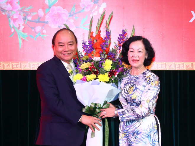 阮春福总理向党政机关干部职工拜年 ảnh 1