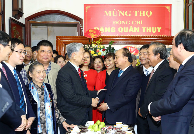 政府总理阮春福向国会原副主席邓君瑞中将祝寿 ảnh 1 政府总理阮春福向国会原副主席邓君瑞中将祝寿 ảnh 1