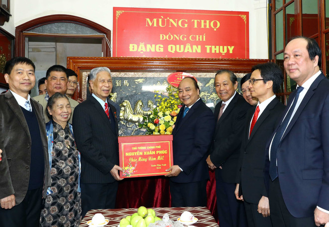 政府总理阮春福向国会原副主席邓君瑞中将祝寿 ảnh 2 政府总理阮春福向国会原副主席邓君瑞中将祝寿 ảnh 2