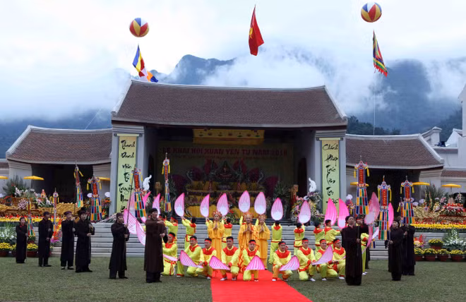 2018年安子春季庙会今日开庙 河内三为伞圆山圣庙会热闹开场 ảnh 1 2018年安子春季庙会今日开庙 河内三为伞圆山圣庙会热闹开场 ảnh 1
