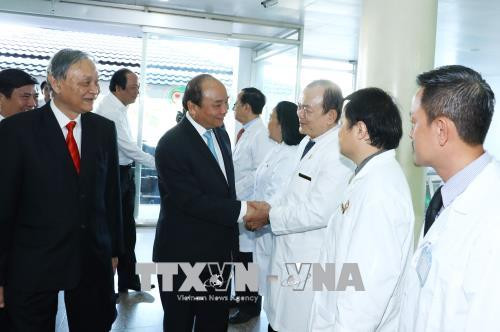 越南医师节:政府总理阮春福向全国医务人员队伍致以节日祝福 ảnh 2 越南医师节:政府总理阮春福向全国医务人员队伍致以节日祝福 ảnh 2