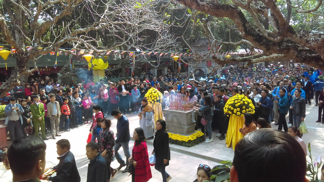 春节假期期间四面八方游客前往全国各地著名遗迹参观游览 ảnh 2 春节假期期间四面八方游客前往全国各地著名遗迹参观游览 ảnh 2