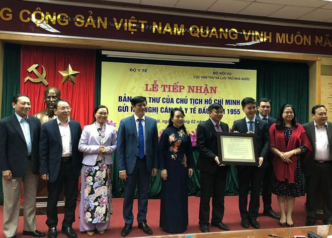 越南卫生部接受胡主席于1955年写给全国医务工作者的信的复件 ảnh 1 越南卫生部接受胡主席于1955年写给全国医务工作者的信的复件 ảnh 1