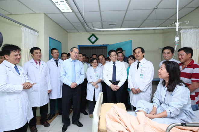 胡志明市领导走访慰问典范医务人员 ảnh 1 胡志明市领导走访慰问典范医务人员 ảnh 1