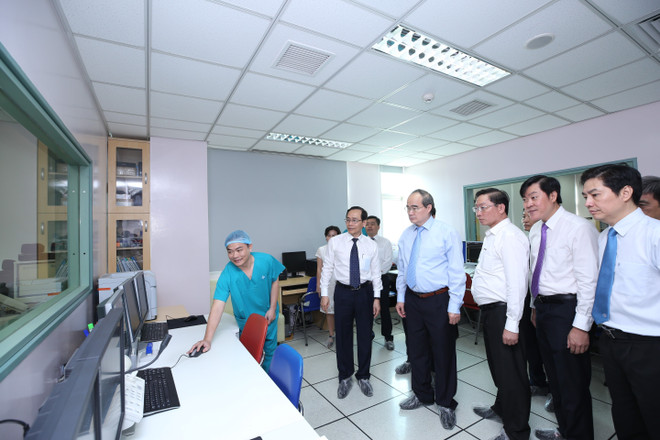 胡志明市领导走访慰问典范医务人员 ảnh 2 胡志明市领导走访慰问典范医务人员 ảnh 2