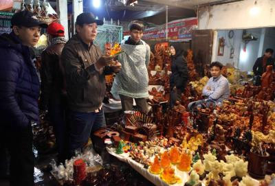 四面八方游客纷纷组团赶南定旺市 ảnh 1 四面八方游客纷纷组团赶南定旺市 ảnh 1