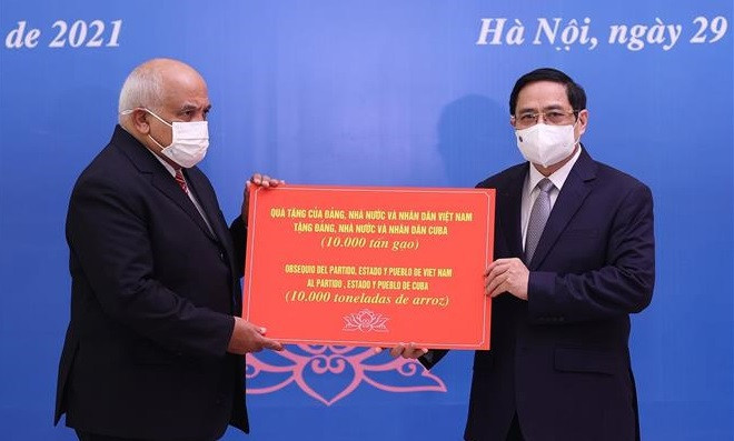 越南政府总理范明政会见古巴驻越大使 向古方捐赠大米 ảnh 1 越南政府总理范明政会见古巴驻越大使 向古方捐赠大米 ảnh 1