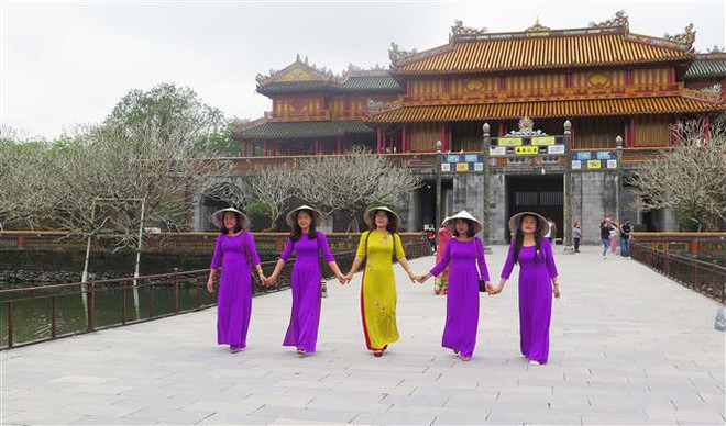 越南妇联主席何氏娥:肯定为女性幸福而努力的先锋组织的地位 ảnh 2 越南妇联主席何氏娥:肯定为女性幸福而努力的先锋组织的地位 ảnh 2