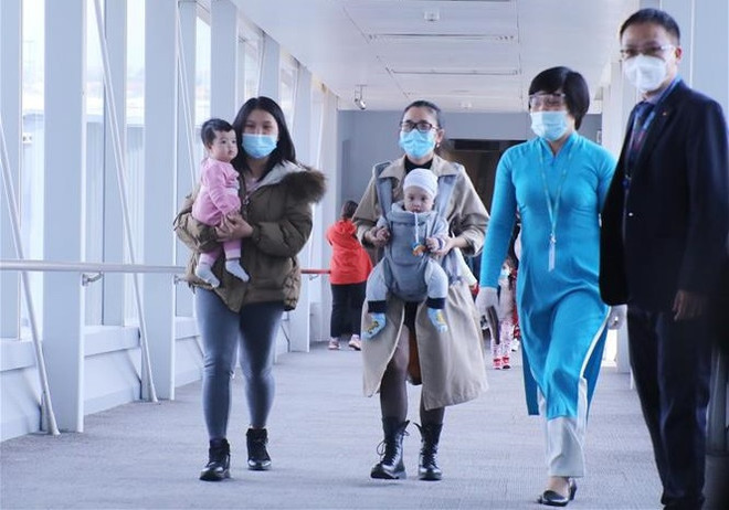 越南首趟乌克兰撤侨航班安全抵达河内 ảnh 3 越南首趟乌克兰撤侨航班安全抵达河内 ảnh 3