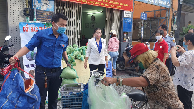 胡志明市开展“以塑料垃圾来换大米”环保活动 ảnh 1 胡志明市开展“以塑料垃圾来换大米”环保活动 ảnh 1