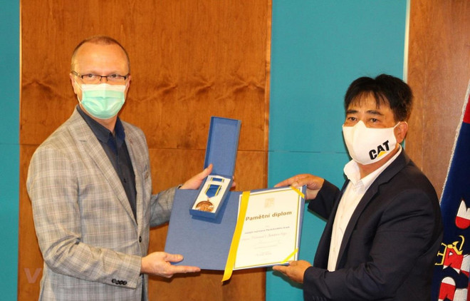 捷克帕尔杜比采州对越南人社群为当地新冠肺炎疫情防控工作所作出的贡献给予高度评价 ảnh 1