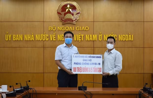 接收由旅外侨胞捐赠的防疫物资 ảnh 1