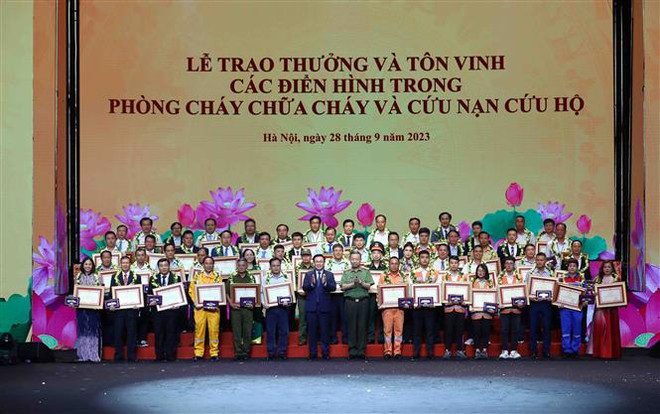 国会主席王廷惠出席全民消防日启动仪式 ảnh 2