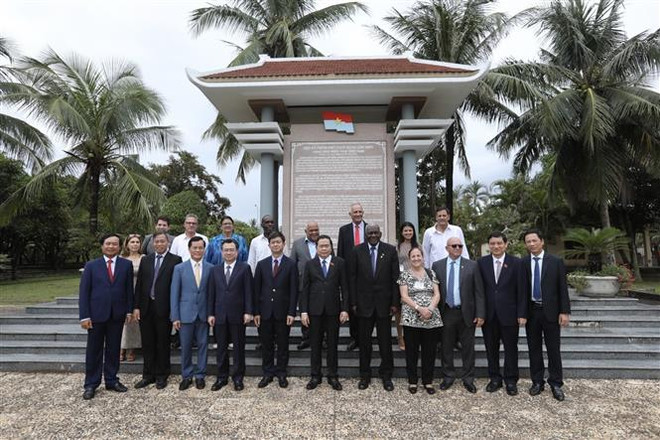 古巴全国人民政权代表大会主席拉索在广治省献花缅怀菲德尔·卡斯特罗领袖 ảnh 2 古巴全国人民政权代表大会主席拉索在广治省献花缅怀菲德尔·卡斯特罗领袖 ảnh 2