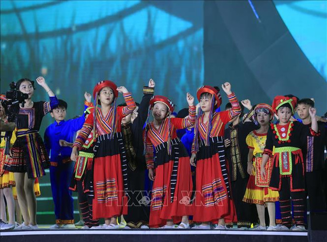 越南国家主席武文赏在新潮国家历史遗迹向胡志明主席进香 ảnh 4 越南国家主席武文赏在新潮国家历史遗迹向胡志明主席进香 ảnh 4