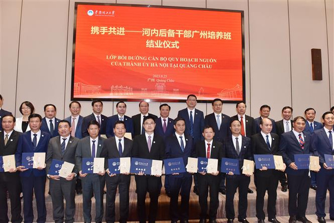 越共河内市委书记丁进勇率团访问中国广东省 ảnh 2