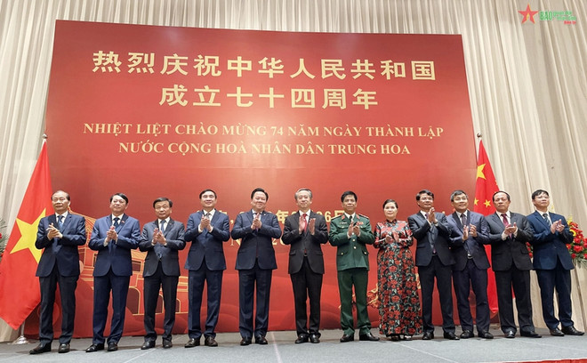 中国驻越南大使馆举办庆祝中国国庆节74周年盛大招待会 ảnh 1 中国驻越南大使馆举办庆祝中国国庆节74周年盛大招待会 ảnh 1