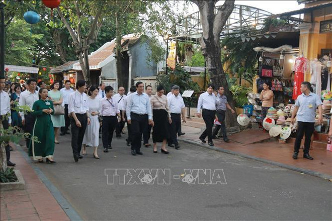 越日建交50周年:日本皇嗣秋筱宫文仁亲王和秋筱宫妃纪子访问广南省 ảnh 2 越日建交50周年:日本皇嗣秋筱宫文仁亲王和秋筱宫妃纪子访问广南省 ảnh 2