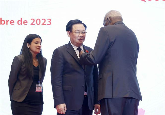 越南国会主席王廷惠会见古巴全国人民政权代表大会主席埃斯特万•拉索•埃尔南德斯 ảnh 2 越南国会主席王廷惠会见古巴全国人民政权代表大会主席埃斯特万•拉索•埃尔南德斯 ảnh 2