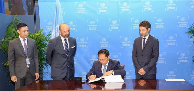 越南外交部长裴青山在第78届联合国大会高级别会议周框架内签署《公海协定》 ảnh 1 越南外交部长裴青山在第78届联合国大会高级别会议周框架内签署《公海协定》 ảnh 1