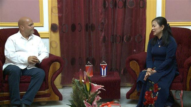 越南祖国阵线中央委员会副主席张氏玉映率团出访古巴 ảnh 1