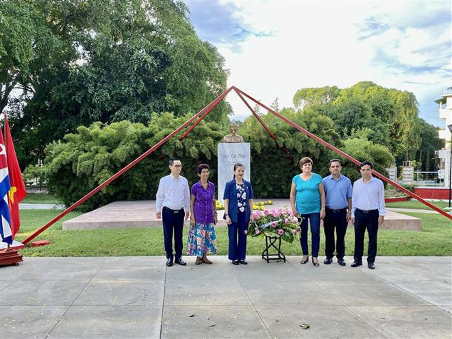 越南祖国阵线中央委员会副主席张氏玉映率团出访古巴 ảnh 2