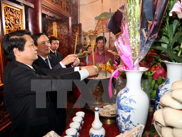 2017丁酉年正月初一：逾一万多人逛雄王庙 ảnh 1