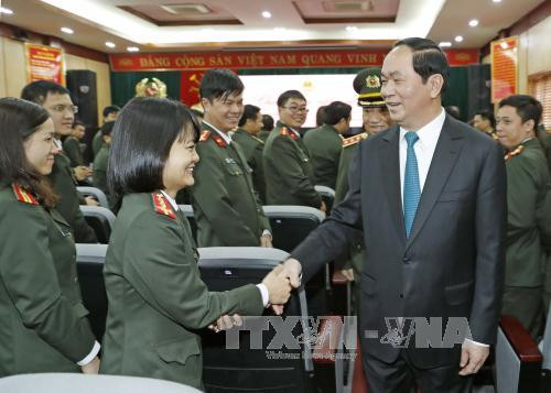 陈大光主席春节前看望慰问公安部各力量和河内市优秀知识分子代表 ảnh 1