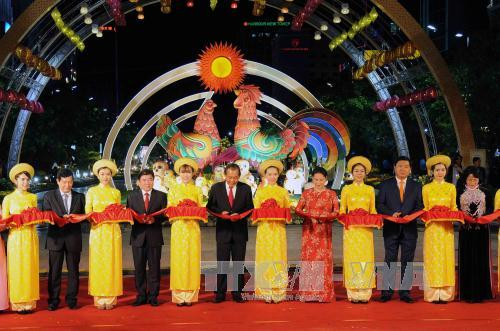 国会主席阮氏金银出席2017丁酉年春节阮惠花街开街仪式 ảnh 1