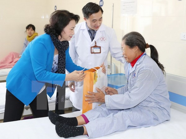 阮氏金银主席春节前看望慰问癌症病人并送去新春祝福 ảnh 1 阮氏金银主席春节前看望慰问癌症病人并送去新春祝福 ảnh 1