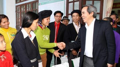 越南各单位、地方向贫困者和优抚家庭赠送春节礼物 ảnh 1