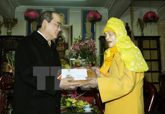 越南祖国阵线中央委员会主席阮善仁向释普惠老和尚拜年 ảnh 1 越南祖国阵线中央委员会主席阮善仁向释普惠老和尚拜年 ảnh 1