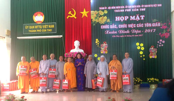 越南芹苴市举行宗教界人士2017年春节见面会 ảnh 1