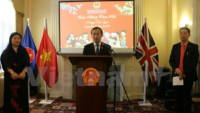 越南驻英国与巴西大使馆举行2017春节见面会 ảnh 1