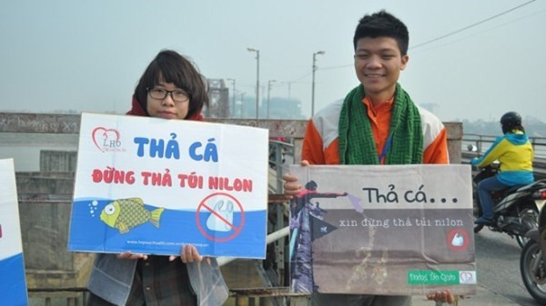 放生鲤鱼勿放塑料袋 ảnh 1