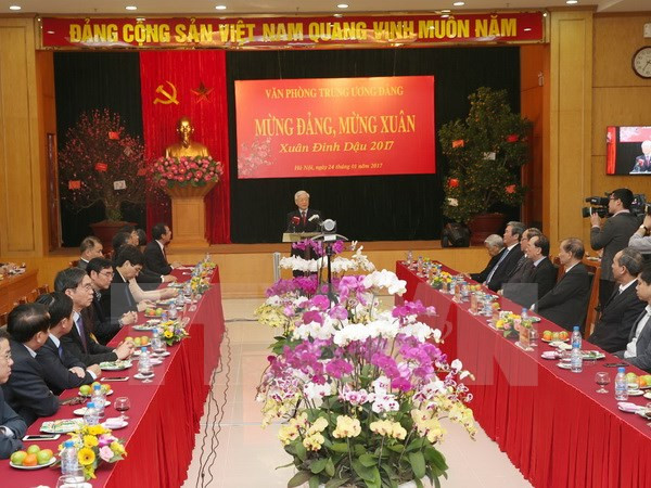 越共中央总书记阮富仲与党中央办公厅干部职员举行见面会 ảnh 1