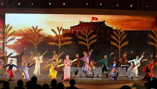 胡志明市领导会见回国参加“2017年家乡之春”活动的越侨同胞 ảnh 1