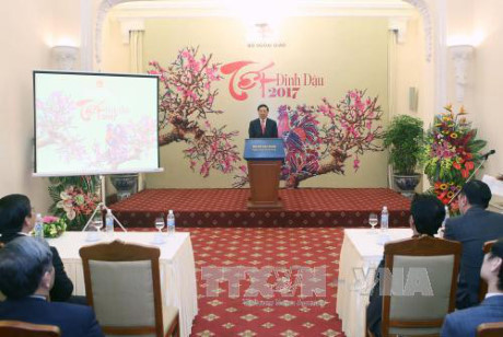 越南政府副总理兼外交部长范平明会见新闻媒体机构代表 ảnh 1 越南政府副总理兼外交部长范平明会见新闻媒体机构代表 ảnh 1